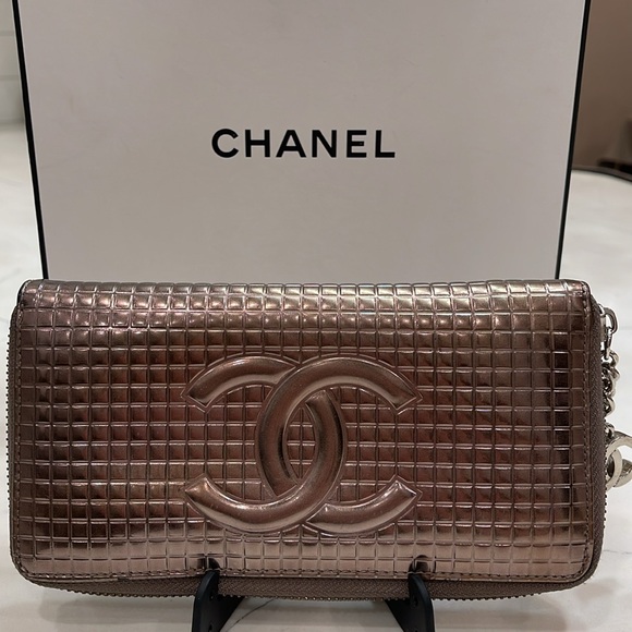 Chanel Women's Gold Wallet-purses - Picture 1 of 17